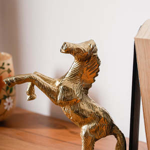 Serre-livres en aluminium doré en forme de cheval avec base en métal noir, sculpture équestre décorative pour bibliothèque, bureau ou étagère - Product Image 4