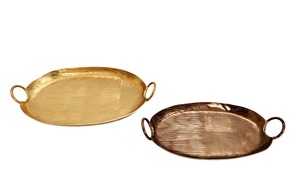 Plateau décoratif ovale en métal argenté avec motif à carreaux et poignées intégrées, design rustique, finition vieillie antique - Product Image 3