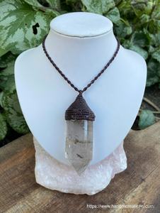 Collier Statement Bohème en Macramé avec Pendentif Pointe de Cristal de Quartz Clair Naturel, Fait Main, Énergie Guérison, Réglable, Thème Bouddhisme et Papillon - Product Image 5