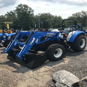 Potente tractor agrícola New Holland TD 110D, ideal para arar, transportar, cosechar y proyectos agrícolas generales. - Product Image 4
