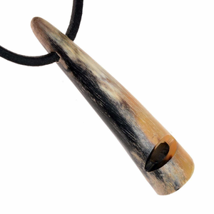 Silbato de Cuerno de Búfalo Hecho a Mano, Duradero, de la Mejor Calidad, Profesional, para Árbitros, con Cordón de Cuero de Estilo Moderno y Pulido - Product Image 3