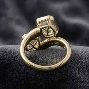 Anillo de diamantes moderno Toi et Moi en oro amarillo con diamantes de corte esmeralda y corte cojín con engaste de bisel y un elegante regalo. - Product Image 4