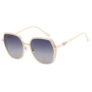 Gafas de Sol Vintage Chic Doradas con Montura Completa y Lentes Degradadas, Polarizadas UV400, con Aspecto de Cristal de Lujo y Logotipo Personalizado para Mujer - Product Image 6