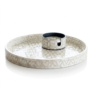 Ensemble de plateaux de service de luxe en nacre, incrustation de coquillages blancs, plateaux rectangulaires imbriqués avec bordure dorée, accents décoratifs modernes - Product Image 5