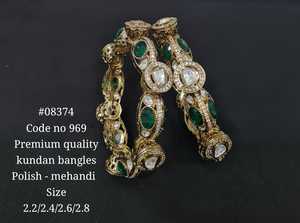 กำไลข้อมือคุณภาพพรีเมียมแบบ Kundan สีเขียวและสีขาว ประดับด้วยหิน ดีไซน์ทันสมัย เหมาะสำหรับงานปาร์ตี้และงานแต่งงาน - Product Image 3