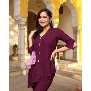 Ensemble coordonné en tissu crêpe respirant pour femmes, taille XS, couleur vin, avec haut à manches trois-quarts - Product Image 6