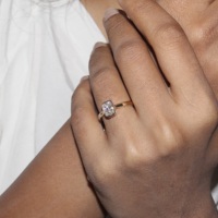 Anillo de compromiso solitario VABS DIAMOND con moissanita de corte radiante de 1.00 CTW, engaste de bisel, plata 925 con baño de oro, para mujer