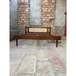 Lit king size moderne de style mid-century en bois d'acacia massif avec tête de lit en rotin – finition rotin tressé - Product Image 3