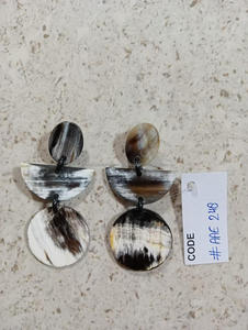 Boucles d'oreilles artisanales en corne africaine pour femmes Boucles d'oreilles uniques en forme de princesse avec boucles d'oreilles pendantes en corne taillée en diamant brut multi-design - Product Image 2