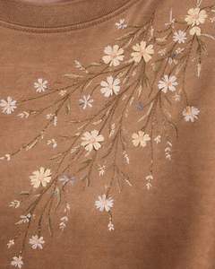 เสื้อยืดผู้หญิงสีน้ำตาลอูฐ ปักลายดอกไม้ ผ้าฝ้ายเนื้อนุ่ม คอกลม แขนสั้น สวมใส่สบาย เหมาะสำหรับฤดูร้อน น้ำหนักเบา - Product Image 5