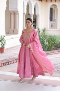 Ensemble de robe Anarkali élégante en or brodé de Zari et de paillettes avec dupatta |   Vêtements de mariage et de fête pour femmes - Product Image 2