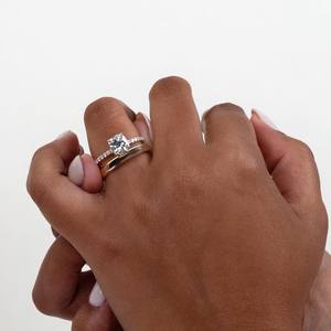 Conjunto de Anillo de Compromiso y Alianza de Oro Amarillo de 14K/18K con Diamante Cultivado en Laboratorio de Corte Cojín de Lujo, Certificado IGI, Joyería al por Mayor - Product Image 3