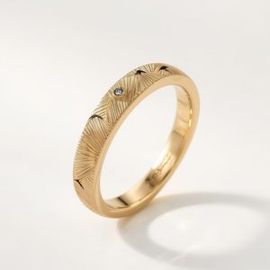แหวนแต่งงานทองคำแท้ 14K ชุบโรเดียม ดีไซน์หรูหรา ลายภูเขา ประดับเพชร สำหรับผู้หญิง สลักลายด้วยมือ เรียบง่าย สวยงาม งานละเอียด รับผลิตตามแบบ OEM - Product Image 1