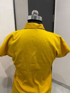 Camisa de Mujer Premium Personalizada, Color Amarillo Sólido, Cuello Camisero, Manga Corta, Cómoda, con Botones, para Oficina o Uso Casual - Product Image 2