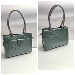 Bolso de Hombro Moderno de Cuero Genuino para Mujer con Cadenas, Elegante, Funcional, de Gran Capacidad, Perfecto para Viajes y Negocios - Product Image 1
