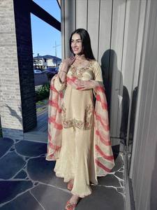 Ensemble Kurta traditionnel pour femmes en rayonne beige brodé, longueur cheville, avec dupatta rayé rose, coupe régulière, tenue ethnique Inde - Product Image 6