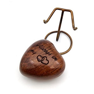 Urna Decorativa de Madera en Forma de Corazón para Guardar Cenizas, Recuerdo Funerario, con Acabado Pulido y Elegante - Product Image 4