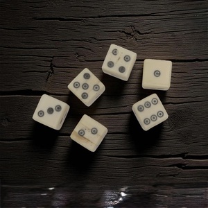 Dados de Cuerno de Búfalo Cuadrados Pulidos Naturales de ILAHI, Ecológicos, con Patrones Únicos, para Amantes de la Religión, Feng Shui, Juegos de Rol y Mesa - Product Image 5