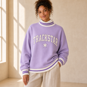 เสื้อสเวตเชิ้ตคอเต่าผู้หญิงลายทางสีม่วงลาเวนเดอร์ แบรนด์ Trackstar พร้อมตัวอักษรสีงาช้าง ดาว และโลโก้สั่งทำ ป้ายยี่ห้อส่วนตัว ขายส่ง - Product Image 1