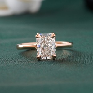 Bague de fiançailles solitaire en émeraude de laboratoire taille radiant 2,00 carats, or jaune 14K, clarté VS1, couleur DEF, VVS-VS, sertie à griffes - Product Image 1