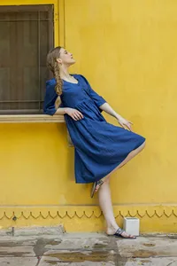 Robe maxi en coton et lin de style bohème pour femmes, col en V, coupe ample, robe midi décontractée d'été avec poches - Product Image 2