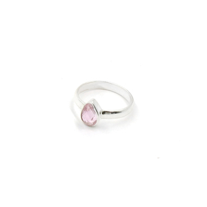 Anillo de Cuarzo Rosa con Forma de Pera - Anillo de Latón Plateado con Acabado Mate Estilo Bohemia Sin Níquel - Product Image 4