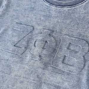 T-shirt Femme Zeta Phi Beta en Denim Premium Gaufré Bleu Gris avec Lettres Grecques – T-shirt Décontracté et Élégant en Tissu Doux et Confortable - Product Image 3