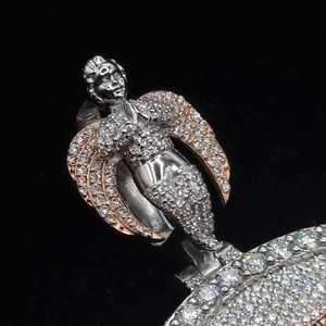 Colgante de Moissanita Hiphop de Plata de Ley 925 Redondo VVS con Incrustaciones de Dos Tonos Bañado en Rodio - Product Image 3