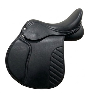 Silla de Doma Inglesa FAB International, Cuero Negro, Armazón de Madera, Estribos Ajustables, Equipo Ecuestre Profesional - Product Image 1
