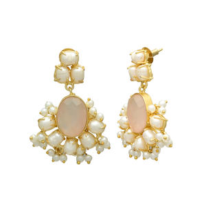 Boucles d'oreilles pendantes de mariage pour femme en laiton plaqué or 24 carats, saphir, perle naturelle, style vintage chrétien, magnifiques et imposantes - Product Image 2