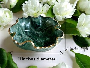 Bol décoratif artisanal en résine époxy vert moyen, design géode - Product Image 6