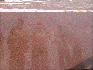 แผ่นหินแกรนิตสีแดง Jhansi ระดับไฮเอนด์ขัดเงาและไม่ขัดเงาสำหรับปูพื้นเคาน์เตอร์ห้องครัวและเชิงพาณิชย์ - Product Image 3