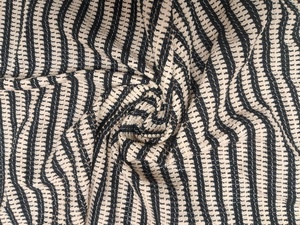 Tela de punto de ganchillo a rayas lineales de primera calidad al por mayor por yarda - Material de malla abierta texturizado en negro y marfil - Product Image 5