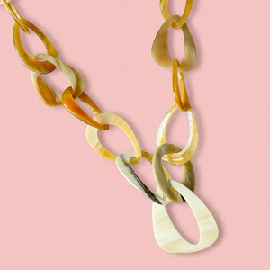 Collar de Cadena Gruesa de Cuerno de Búfalo Pulido, Degradado Marrón Natural, Joyería de Destaque - Product Image 1