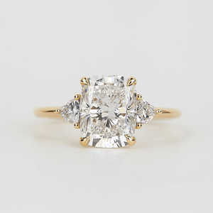 Anillo de compromiso de tres piedras de oro de 14k con diamantes de laboratorio de corte almohada alargado y corte trillón, joyería fina hecha a mano, anillo trilogía de lujo - Product Image 1