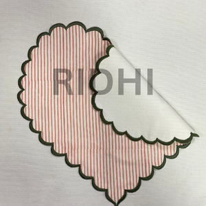 Vente en gros de sets de table en lin rose avec broderie verte en forme de cœur, sets de table réutilisables brodés, décoration de table personnalisée pour hôtels et mariages - Product Image 3