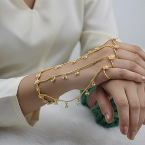 Lo último en tendencia: aretes hechos a mano con diseño de flor en latón chapado en oro antiguo, Hathfool, para mujeres y niñas. - Product Image 1