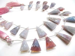 ลูกปัดโอปอลสีน้ำเงินลาเวนเดอร์ธรรมชาติทรงสามเหลี่ยมเจียระไนแบบบริโอเล็ต ความยาว 8 นิ้ว - Product Image 1