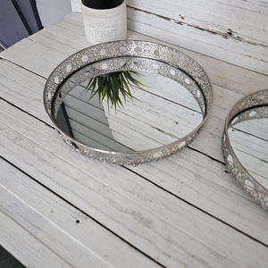Bandeja Redonda Metálica de Almacenamiento con Acabado Espejado, Diseño Clásico para Uso en Mesa - Product Image 4