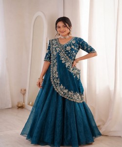 Lehenga Choli de Seda Crujiente de Diseñador con Bordado, Traje Étnico para Boda, Estilo India Pakistán para Mujer 77940 HIRVA-HB-191 - Product Image 2