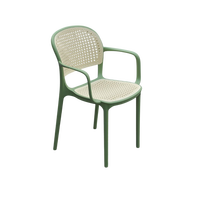 Fauteuil à bascule d'extérieur moderne en beige chaud et vert matcha |   Chaise de bistrot empilable en rotin plastique pour chambre et cuisine