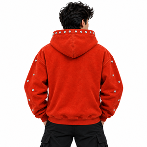 เสื้อฮู้ดดี้ผู้ชายสีแดงทรงโอเวอร์ไซส์ แต่งโลโก้ปัก ตกแต่งด้วยหมุด สไตล์ลำลองแนวสตรีทแวร์ ผ้าฟลีซ เหมาะสำหรับใส่ในฤดูหนาว ผู้ผลิตจากสหรัฐอเมริกา - Product Image 2
