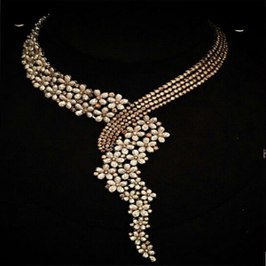 Collier élégant en feuille d'or avec accents de diamants, disponible à prix de gros. Parfait pour un look intemporel et inspiré de la nature - Product Image 4