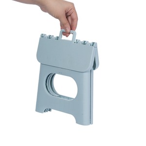 Tabouret pliant en plastique au design moderne avec repose-pieds et poignée portables - Product Image 3