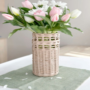 Manchon en rotin tressé à bordure asymétrique avec insert en verre pour arrangements de fleurs séchées, disponible à prix de gros. - Product Image 3