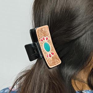 Pinza para el Cabello de Cuero Vintage con Incrustaciones de Turquesa y Diseño Floral, Accesorio de Moda para Mujer - Product Image 1