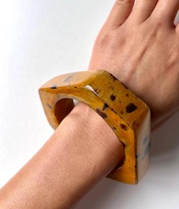 Brazalete de madera orgánica de color natural, tamaño y diseño personalizados, brazalete cómodo. - Product Image 5