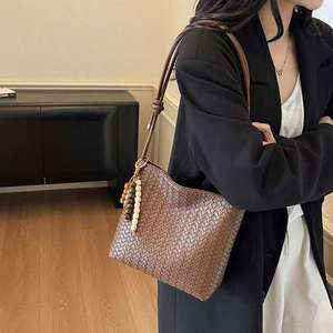 Nuevo Bolso de Hombro de Moda para Mujer con Correa Tejida y Colgante, de PU, Diseño Cuadrado Exclusivo, para Invierno y Compras al Aire Libre, con Cremallera - Product Image 1