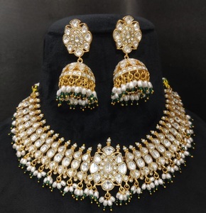 Ensemble collier et boucles d'oreilles choker en laiton plaqué or de qualité supérieure, orné de perles et de moissanite, style Kundan, collection pour mariage. - Product Image 2