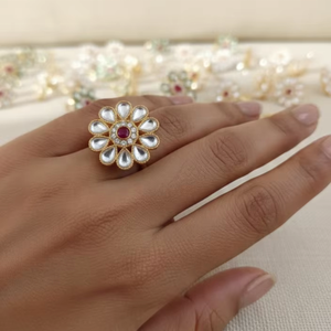 Anillo de Dedo Floral Kundan Chapado en Oro Hecho a Mano con Piedra Central Radiante de Rubí Rojo y Pétalos Intrincados de Polki en Forma de Lágrima Blanca - Product Image 1
